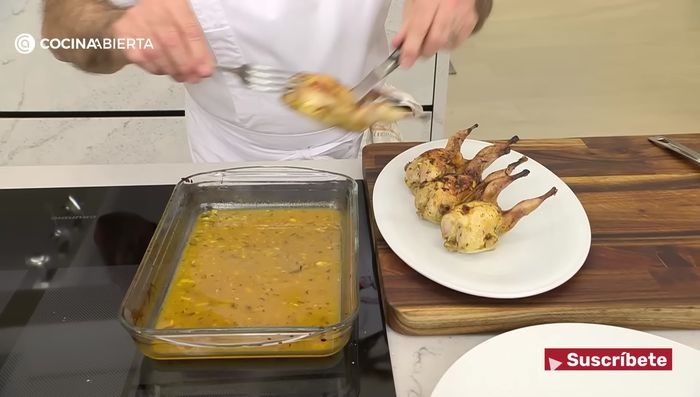 Reducir la salsa: Reducir la salsa de naranja restante a fuego fuerte en una sartén.