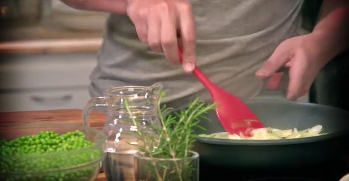 Añadir los dientes de ajo y la sobrasada. Aromatizar con romero fresco.