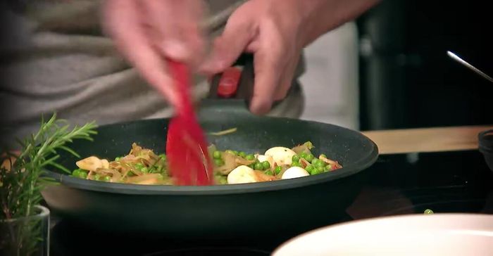 Incorporar los huevos de codorniz cocidos (5 minutos) y pelados.
