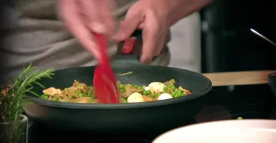 Guisantes con Huevo de Codorniz: Receta Fácil y Rápida para Fiestas