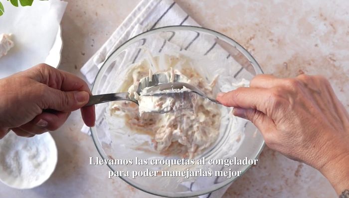 Colocar las croquetas en un plato con papel de cocina y llevarlas al congelador para que se pongan firmes.