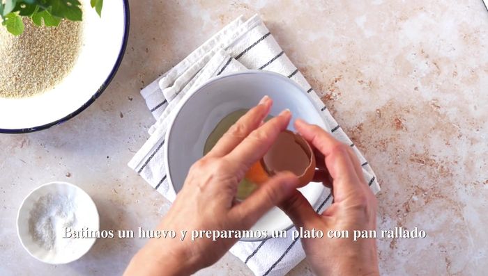 Preparar un huevo batido y el pan rallado (fino o grueso).