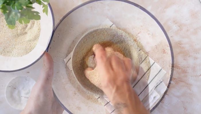 Una vez congeladas, pasar las croquetas por huevo batido y luego por pan rallado.
