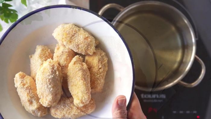 Freír las croquetas a fuego fuerte durante poco tiempo para evitar que se deshagan o se funda el queso.