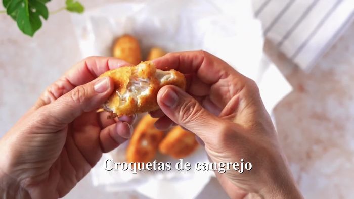 Mezclar el cangrejo picado en un cuenco con un toque de sal y pimienta negra recién molida. Integrar bien la mezcla.