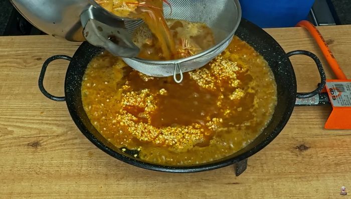 Mojamos con el fumet (las medidas exactas están en la descripción del vídeo).