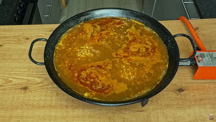 Cocinamos el arroz a fuego fuerte durante 5 minutos, distribuyendo el arroz por toda la paella.