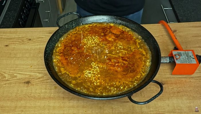 Sazonamos y ponemos a punto el caldo. Asegúrate de que el arroz esté bien distribuido.
