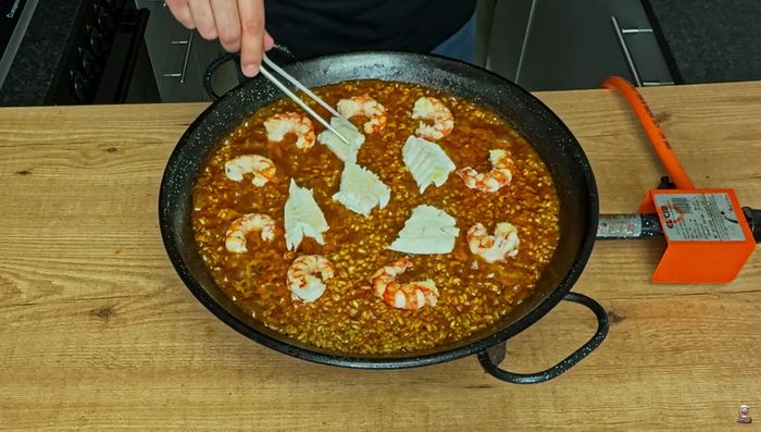 Añadimos los gambones y el pescado. Subir el fuego al máximo en el último minuto (opcional).