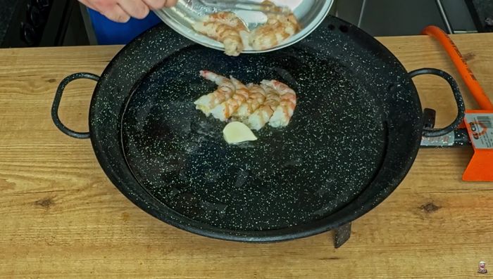 Añadimos las colas de los gambones limpios y pelados, las marcamos y reservamos.