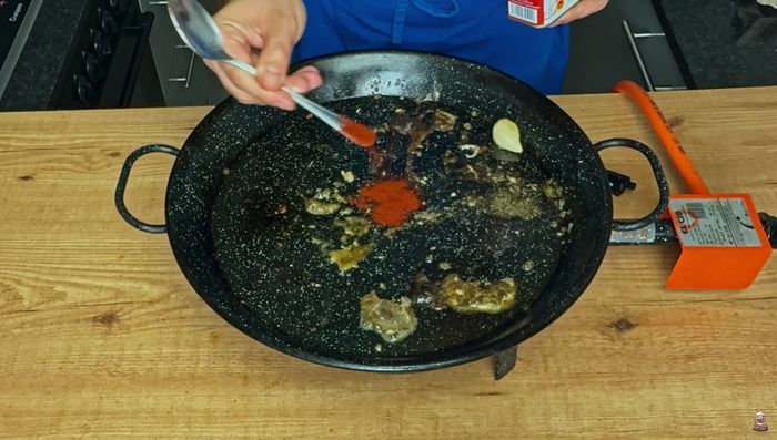 Bajamos el fuego, añadimos una pizca de pimentón dulce, lo tostamos levemente y añadimos rápidamente el tomate para no quemar el pimentón.