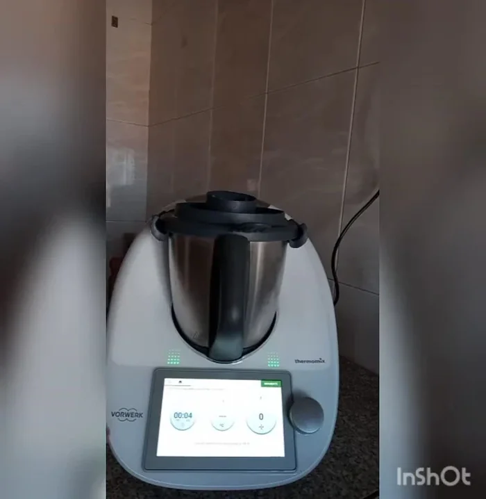 Colocar el cubilete y programar 4 segundos a velocidad 4 para picar la cebolla.