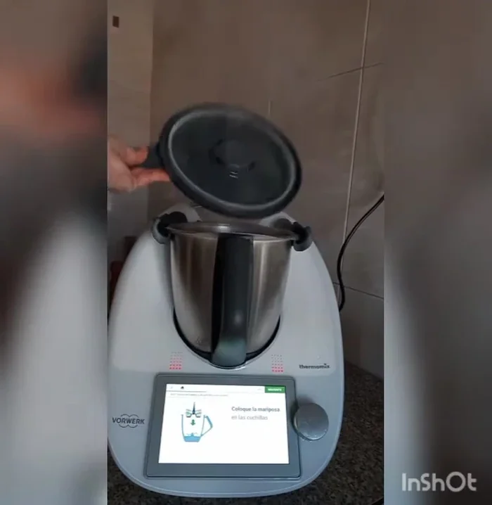 Colocar la mariposa en las cuchillas.