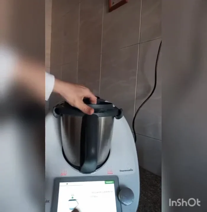Programar 10 minutos, 120 grados, velocidad cuchara para rehogar la carne.