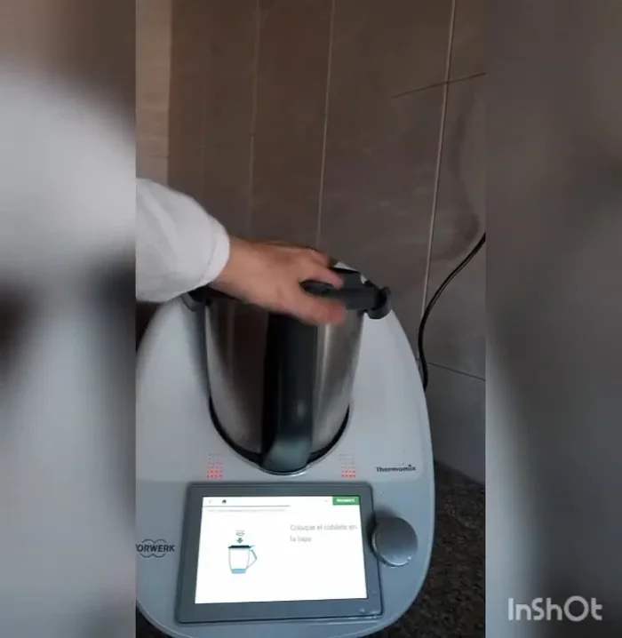 Programar 5 minutos, 120 grados, velocidad cuchara para rehogar las verduras.