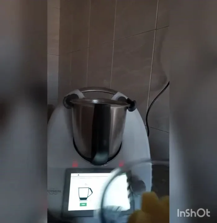 Añadir las patatas cortadas en trozos.