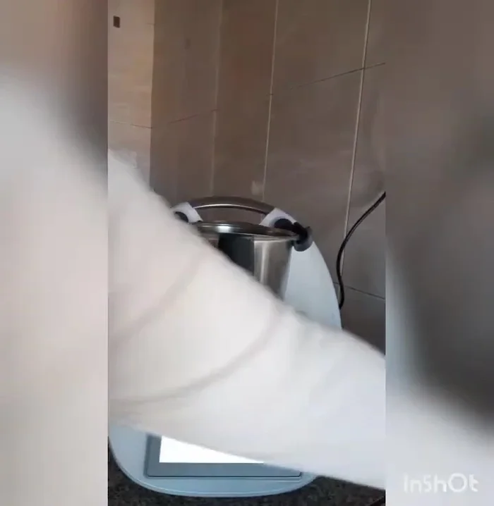 Poner los 2 dientes de ajo en la Thermomix.