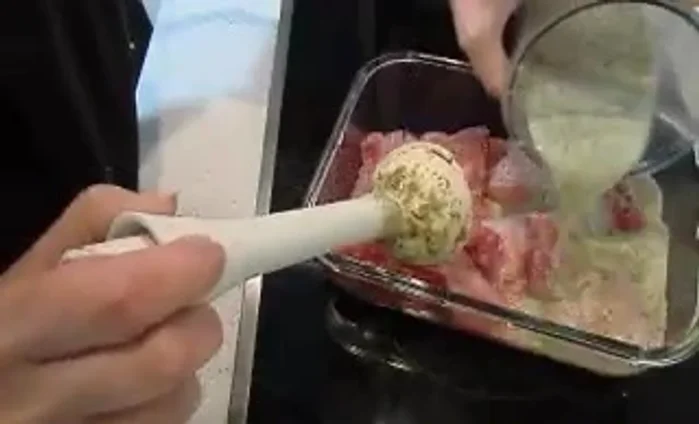 Verter la mezcla sobre el conejo.