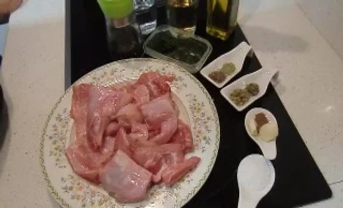 Salpimentar el conejo.