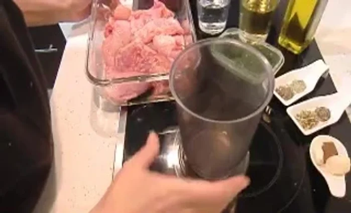 Colocar el conejo en una bandeja para horno.