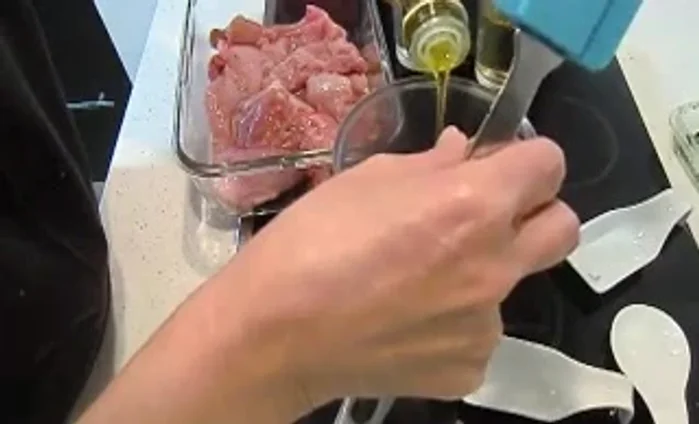 Añadir el aceite de oliva, el vino blanco y el agua.