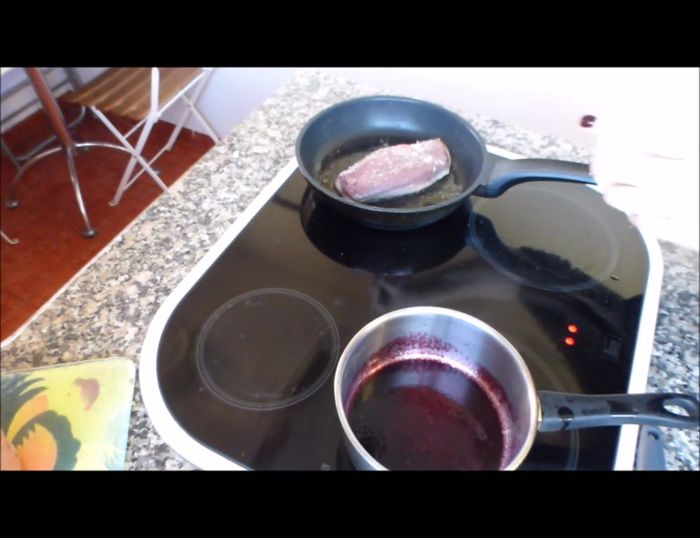 Dar la vuelta al magret y asarlo otros 2 minutos por el otro lado.