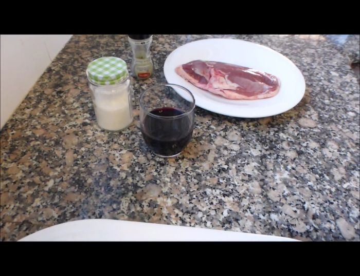 Poner el vino Oporto en un cazo a fuego medio para reducirlo a la mitad.