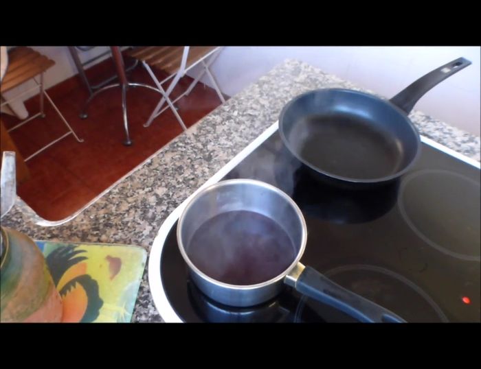 Una vez reducido a la mitad, agregar una cucharadita de café de azúcar para darle textura.