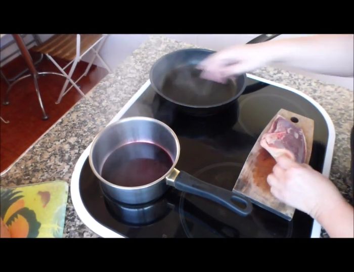 Calentar una sartén y asar el magret de pato durante 2 minutos por cada lado. Solo una pizca de sal para que espese.