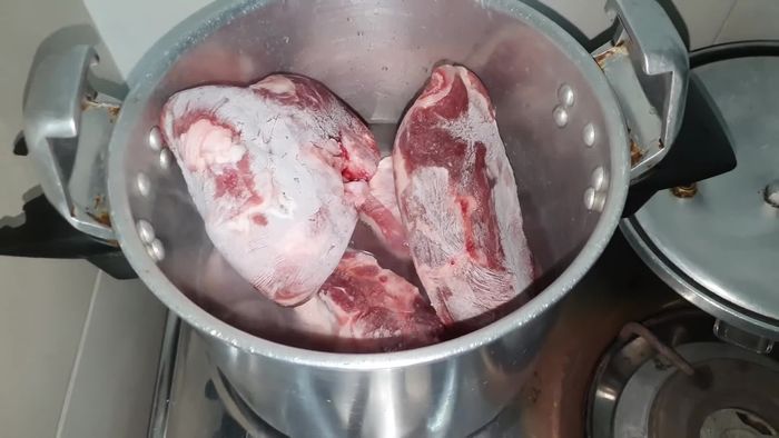 Hervir el cordero con una cabeza de ajo y hojas de laurel durante 10-15 minutos para eliminar el sabor fuerte. Luego, desechar el caldo.