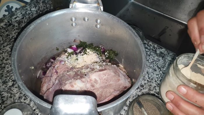Añadir sal, jengibre, cúrcuma, comino y pimienta negra al gusto.