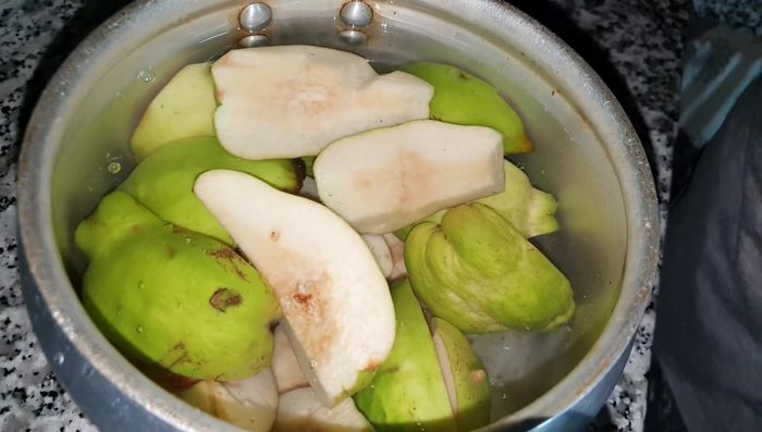 Añadir el membrillo a una olla pequeña, junto con canela y azúcar. Cocinar durante 10 minutos con la olla cerrada.
