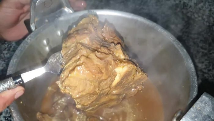 Verificar si la carne está tierna pinchándola con un tenedor; si se deshace fácilmente, está lista. Si no, continuar la cocción por 15 minutos más.