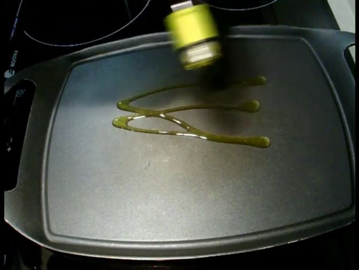 Calentar una plancha con un chorrito de aceite de oliva. Una vez caliente, añadir las hamburguesas.