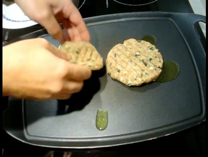 Cocinar las hamburguesas durante 4 minutos por cada lado.