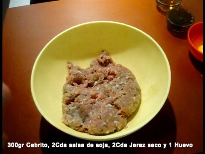 En un bol, mezclar la carne de cabrito (300g) con el majado de cilantro y ajo, jerez seco (2 cucharadas), salsa de soja (2 cucharadas) y un huevo.