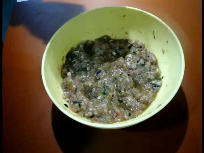 Añadir pan rallado a la mezcla de carne para que tenga mejor consistencia.