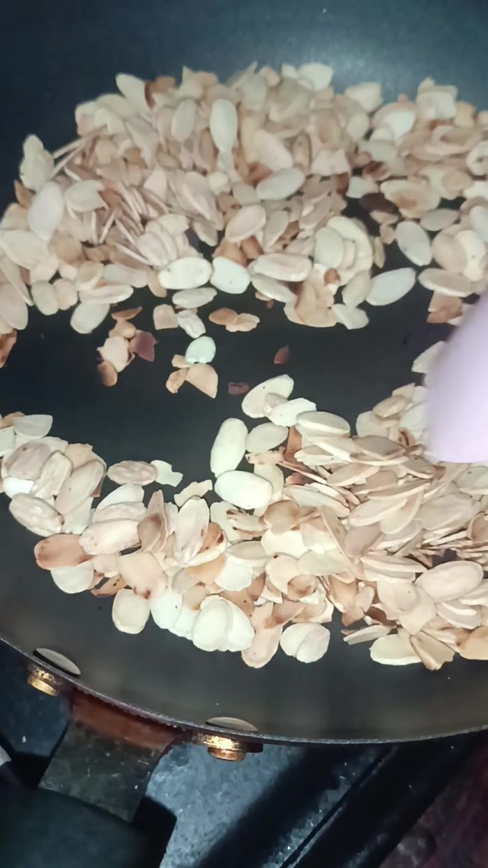 Tostar las almendras.
