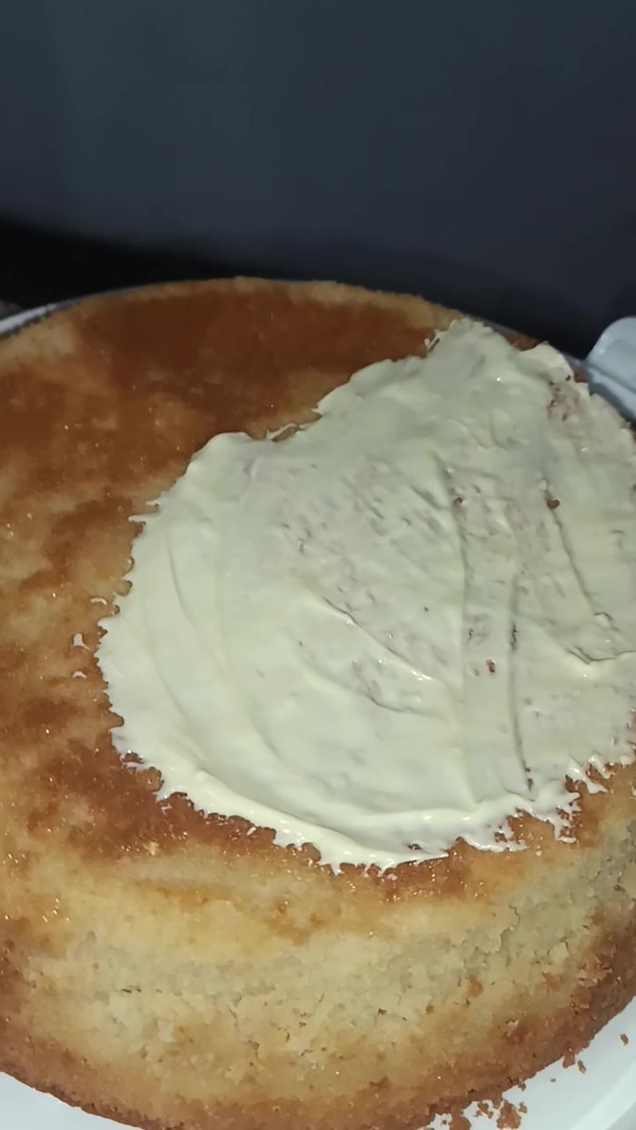 Cubrir el pastel con una capa delgada de chocolate blanco derretido.
