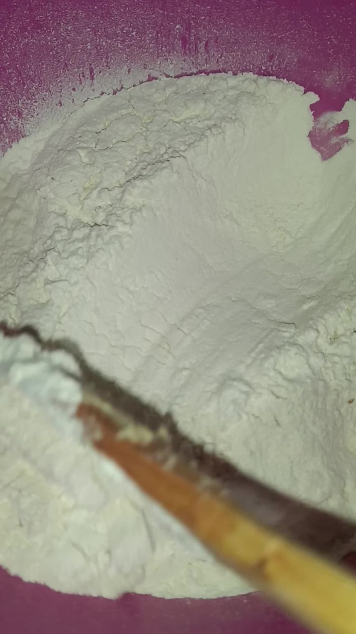 En un bowl aparte, mezclar la harina con el polvo para hornear.