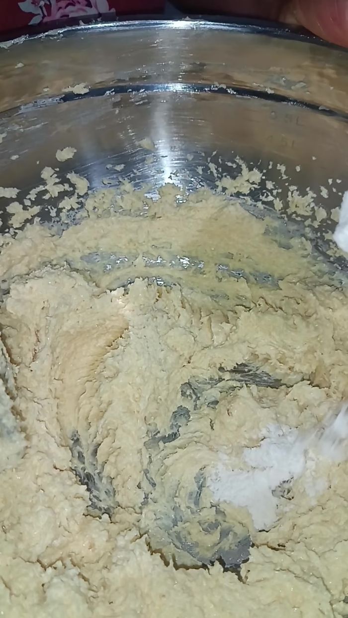 Agregar gradualmente los ingredientes secos a la mezcla de mantequilla y azúcar.