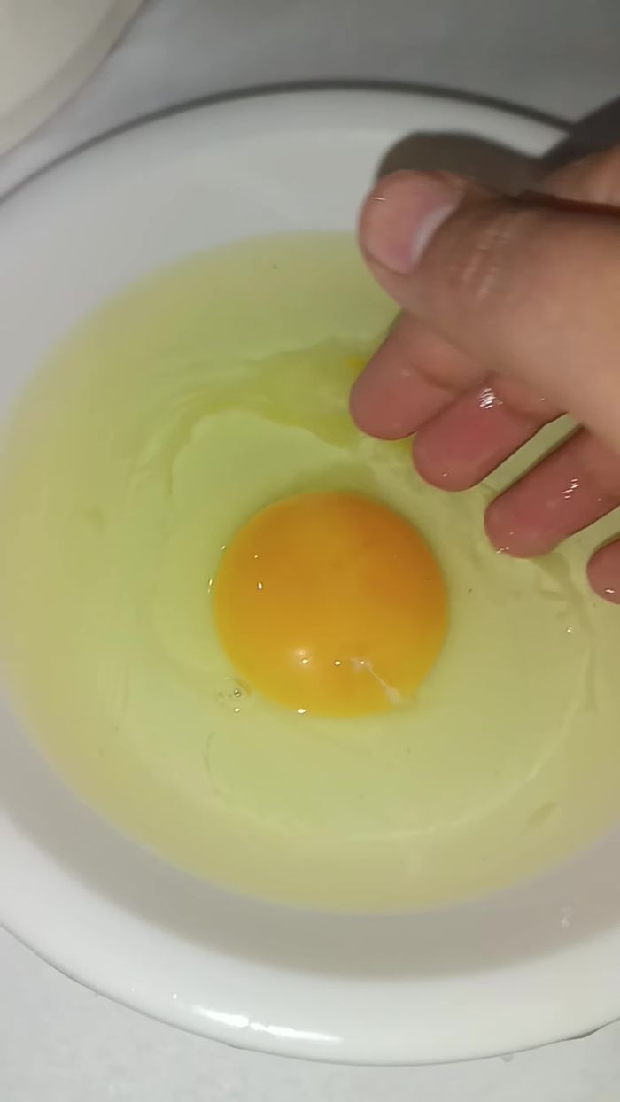 Separar las yemas y las claras de los 10 huevos con cuidado.