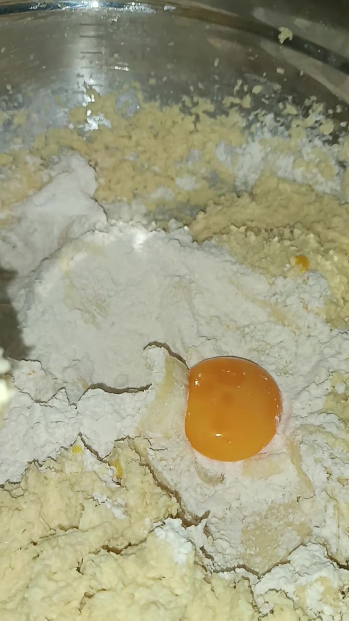 Agregar las yemas a la mezcla de mantequilla, azúcar y harina.