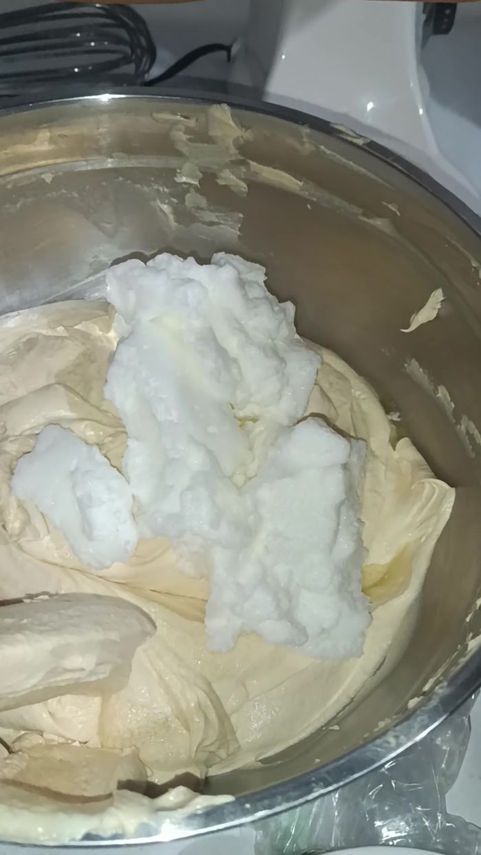 Mezclar suavemente las claras de huevo batidas a la mezcla anterior.