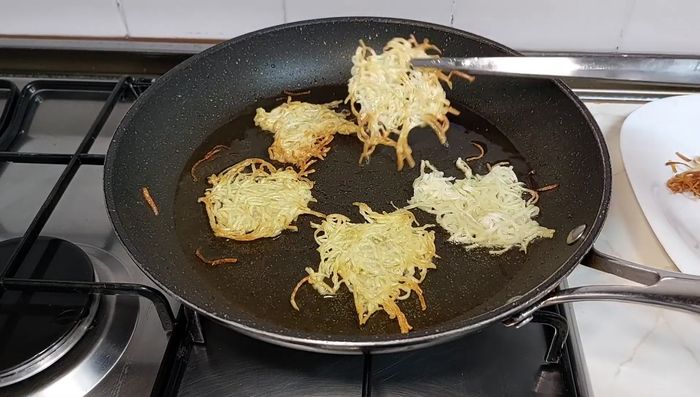 Colocar las patatas fritas en una fuente.