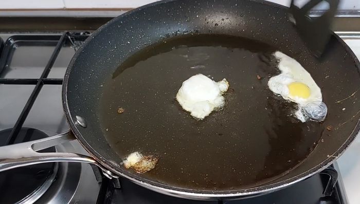 Agregar un poco de aceite en la misma sartén y freír los huevos de codorniz hasta que estén dorados.