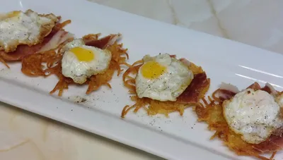 Aperitivo: Patatas con Jamón Serrano y Huevo de Codorniz