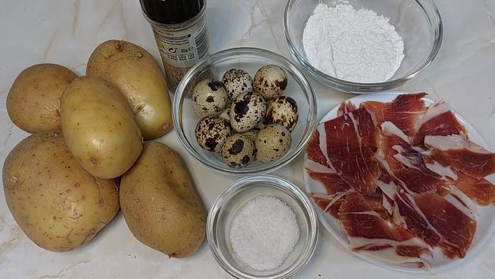 Rallar las patatas y colocarlas en un paño con una pizca de sal. Dejar reposar 15 minutos para que suelten el agua.