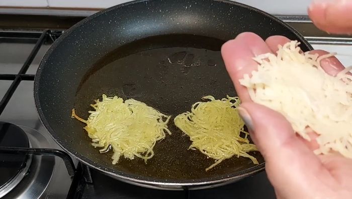 Calentar un poco de aceite en una sartén antiadherente. Tomar porciones de la mezcla de patata, aplastarlas con la mano o un tenedor y freírlas hasta dorar por ambos lados.