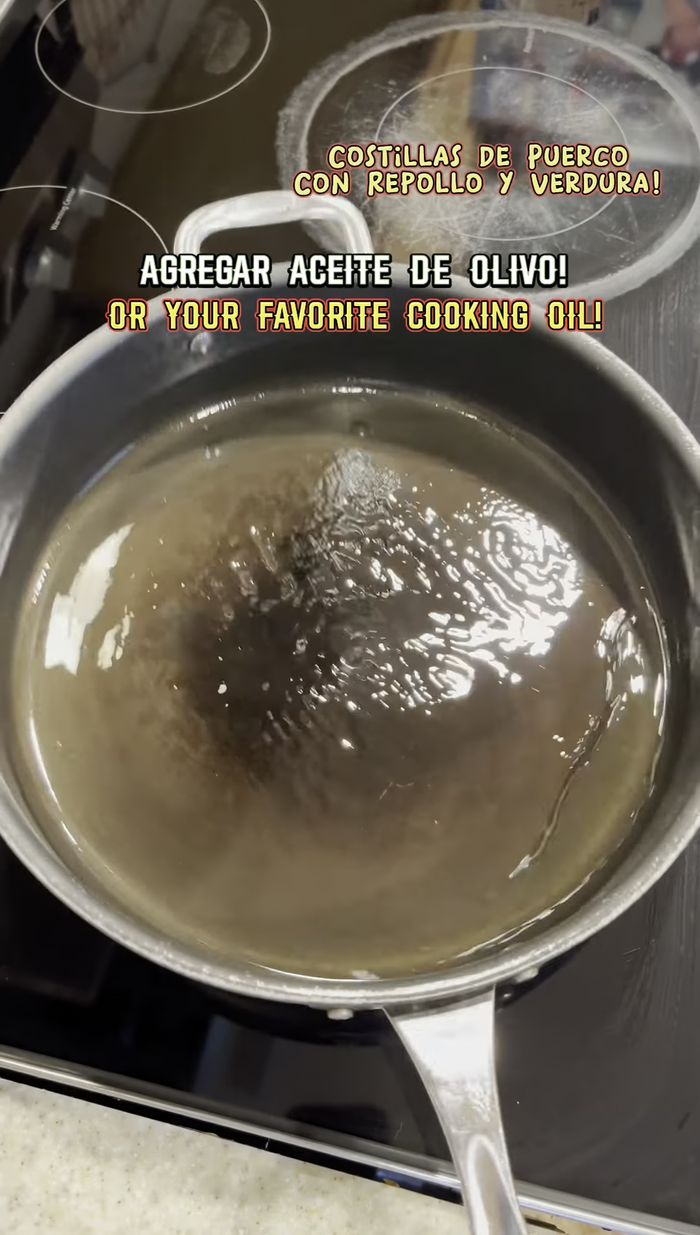 Agregar aceite de olivo en un sartén y agregar las costillitas. Cocinar, agregar sal y revolver.